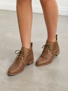 Vaneli Perforated Leather Lace-Up Shoes - Light Brown Size 7 1/2